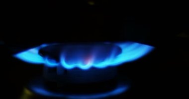 Bir gaz gaz Ocak mavi alevleri. Karanlıkta Ocakta ateş.