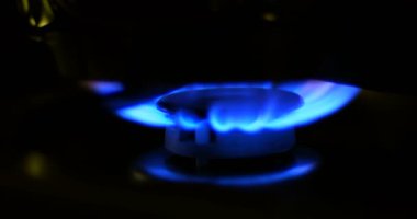 Bir gaz gaz Ocak mavi alevleri. Karanlıkta Ocakta ateş.