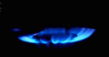 Bir gaz gaz Ocak mavi alevleri. Karanlıkta Ocakta ateş.