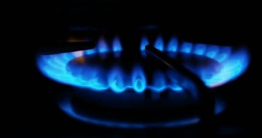 Bir gaz gaz Ocak mavi alevleri. Karanlıkta Ocakta ateş.