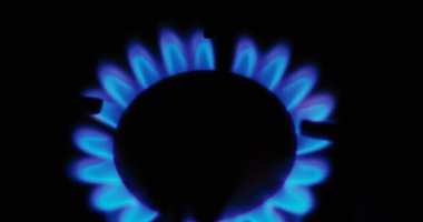 Bir gaz gaz Ocak mavi alevleri. Karanlıkta Ocakta ateş.