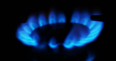 Bir gaz gaz Ocak mavi alevleri. Karanlıkta Ocakta ateş.