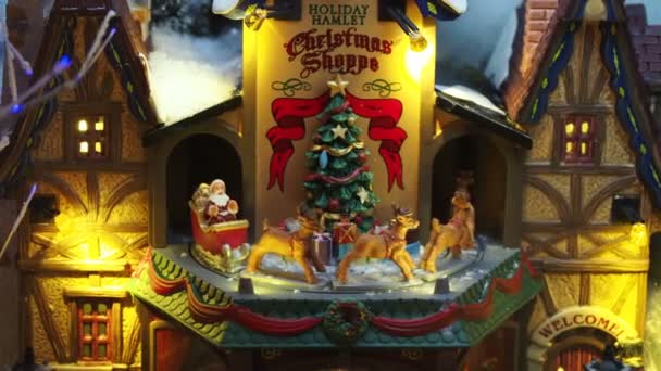 Moskva, Ryssland - 16 December 2017. Christmas village miniatyr. Små modeller av hus, Santa Claus, dekorationer. — Stockvideo