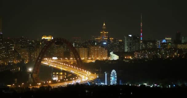 Natt panoramautsikt över Moskva. Arkitektoniska sevärdheter - Jivopisniy bridge, Stalin skyskrapa, Ostankinotornet. — Stockvideo