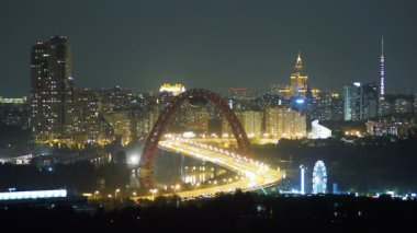 Moskova, Rusya'nın gece panorama görünüm. Mimari tarihi yerler - Jivopisniy Köprüsü, Stalin gökdelen, Ostankino Kulesi.