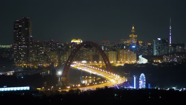 Nocny widok panorama Moskwy. Zabytki architektury - most Jivopisniy, Stalin wieżowiec, wieża telewizyjna Ostankino. — Wideo stockowe