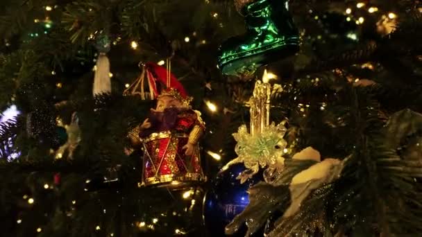 Decoraciones vintage en el árbol de Navidad. Personajes divertidos y juguetes para la celebración de Año Nuevo . — Vídeos de Stock