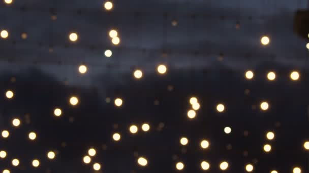 Buiten lampen zijn swingen op de draden uit de wind. Moskou stad versierd voor Nieuwjaar en Kerstmis viering. Rusland. — Stockvideo
