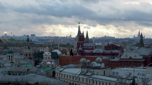 Vista aérea no centro histórico de Moscou da Central Children Store. Vista sobre Zaikonospassky mosteiro, loja de departamento principal, outros marcos. Moscou, Rússia . — Vídeo de Stock