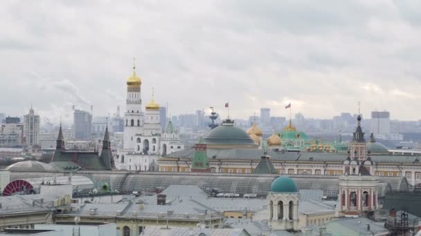 Luchtfoto op het historische centrum van Moskou van Midden kinderen winkel. Bekijk op de Senaat met Russische vlaggen en Ivan de grote klokkentoren. Moskou, Rusland. — Stockvideo