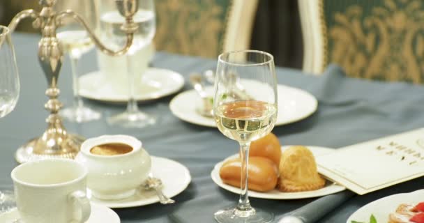 Brûler des bougies en métal bougeoir. Table servie pour le dîner. Beau détail intérieur pour la fête la nuit . — Video