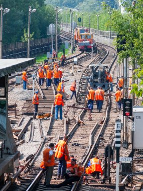Moskova, Rusya - 18 Ağustos 2007. İnşaat veya parça Metro İstasyonu Deribasovskaya revizyonu. Moskova metrosu yenileme. İşçilerin özel Turuncu yelek.