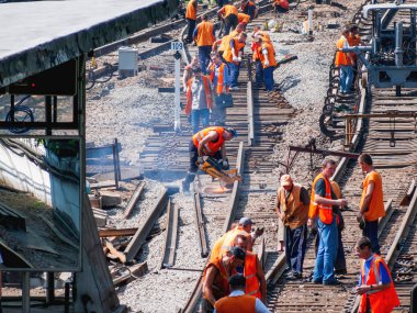 Moskova, Rusya - 18 Ağustos 2007. İnşaat veya parça Metro İstasyonu Deribasovskaya revizyonu. Moskova metrosu yenileme. İşçilerin özel Turuncu yelek.