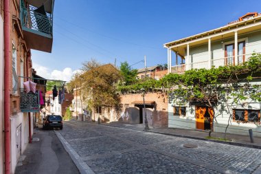 Tiflis, Gürcistan - 01 Mayıs 2017. Arnavut kaldırımlı kaldırım ve antika binalar ile şehrin eski kısmı. Tarihsel çeyreğinde eski moda evleri.