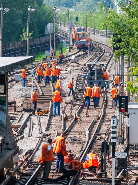 Moskova, Rusya - 18 Ağustos 2007. İnşaat veya parça Metro İstasyonu Deribasovskaya revizyonu. Moskova metrosu yenileme. İşçilerin özel Turuncu yelek.