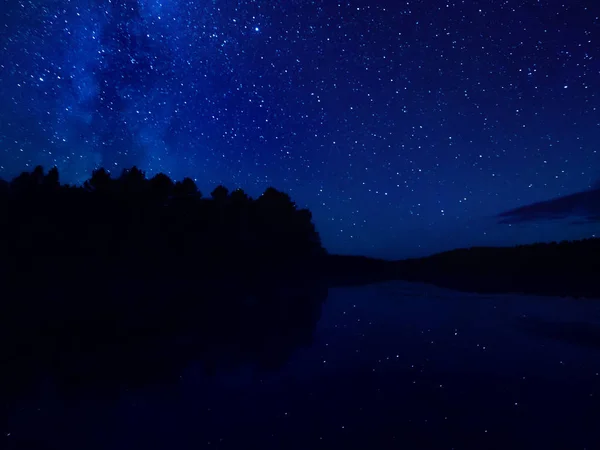 Milchstraße Sternenspuren Über Dem See Sternenklarer Nachthimmel Bei Bewölktem Wetter — Stockfoto