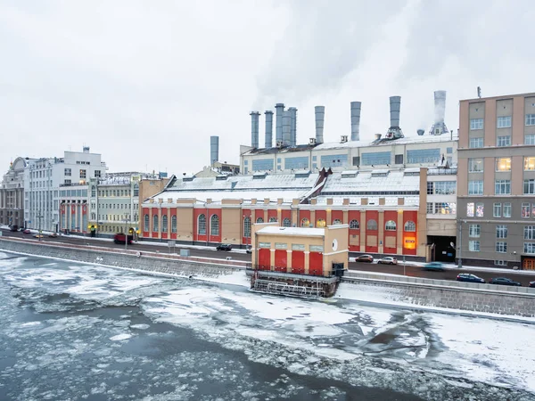 パワー ステーション Smidovich はロシアで最も古い営業火力発電所にちなんでの状態します モスクワの Raushskaya 堤防沿い — ストック写真