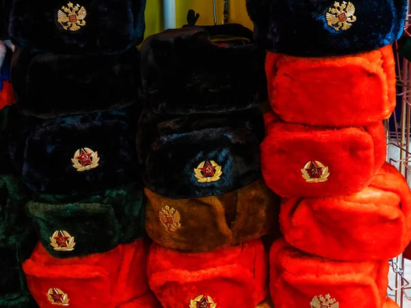 Earflaps와 화려한 러시아 모자입니다 스타와 러시아 이끌린 독수리 모스크바 러시아의 — 스톡 사진