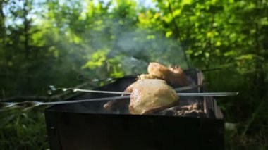 Adet tavuk şiş ızgara üzerinde pişmiş olan. Yaz aylarında açık barbekü. Barbekü tavuk uyluk.