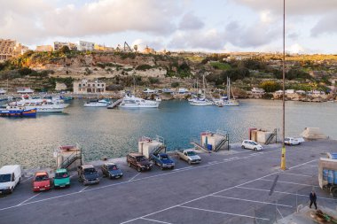 Gozo, Malta - Şubat 20, 2010. Bağlantı noktası Mgarr Gozo, Malta küçük adada. Günbatımı, panorama görünüm.