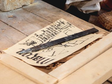 Moskova, Rusya - 19 Ağustos 2018. Antik resim ve Ortaçağ Oluşturucusu ahşap araçlar. Yıllık Festivali kez ve dönemini. Tarihi yeniden yapılanma. Moscow, Rusya Federasyonu.