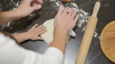 Çocuklarla yemek. Anne ve oğlu köfte yapıyoruz.