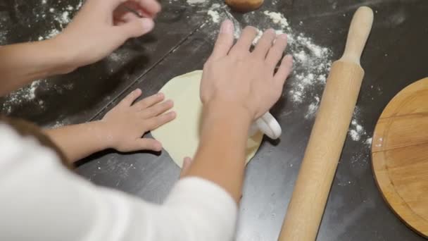 Cucinare con i bambini. Madre e figlio stanno facendo gnocchi . — Video Stock