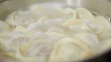 Köfte kaynar. Sıcak su ile Rus mutfağının geleneksel çanak.