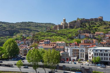 Tiflis, Gürcistan - 01 Mayıs 2017. Panorama görünümünü Tbilisi, Georgia ülkenin başkenti. Narikala kale tepe üzerinde ile şehrin eski bölümü.