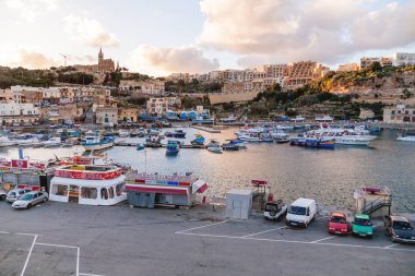 Gozo, Malta - Şubat 20, 2010. Bağlantı noktası Mgarr Gozo, Malta küçük adada. Günbatımı, panorama görünüm.