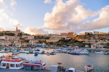 Gozo, Malta - Şubat 20, 2010. Bağlantı noktası Mgarr Gozo, Malta küçük adada. Günbatımı, panorama görünüm.