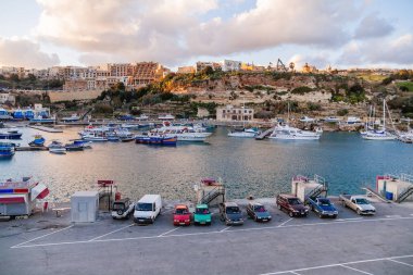 Gozo, Malta - Şubat 20, 2010. Bağlantı noktası Mgarr Gozo, Malta küçük adada. Günbatımı, panorama görünüm.