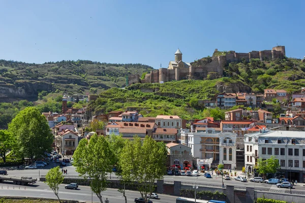 Tiflis, Gürcistan - 01 Mayıs 2017. Panorama görünümünü Tbilisi, Georgia ülkenin başkenti. Narikala kale tepe üzerinde ile şehrin eski bölümü.