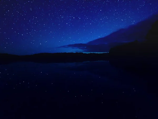 星星在树和湖的顶端跟踪 多云的夜晚 俄罗斯阿尔汉格尔斯克地区基诺泽尔斯基国家公园 — 图库照片