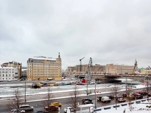 Schepen Met Materiaal Van Bouw Zijn Moskou Rivier Onder Brug — Stockfoto