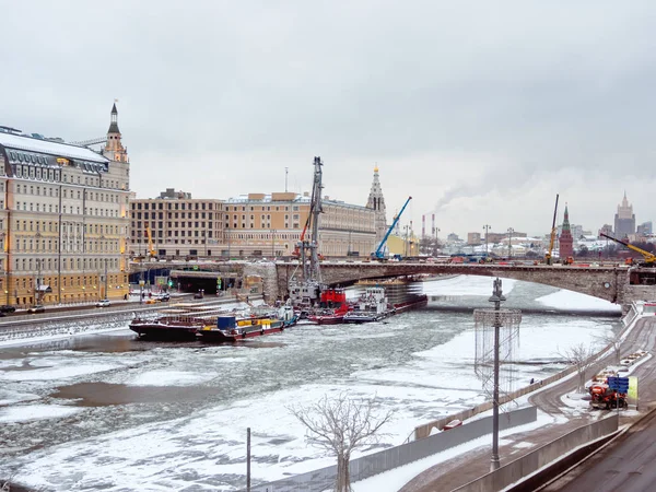 Los Barcos Con Equipo Construcción Están Moscú Río Bajo Puente —  Fotos de Stock