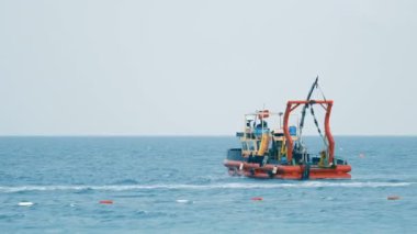 Kemer, Türkiye - 12 Mayıs 2018. Deniz dalgaları üzerinde sallanan gemi Ekskavatör.