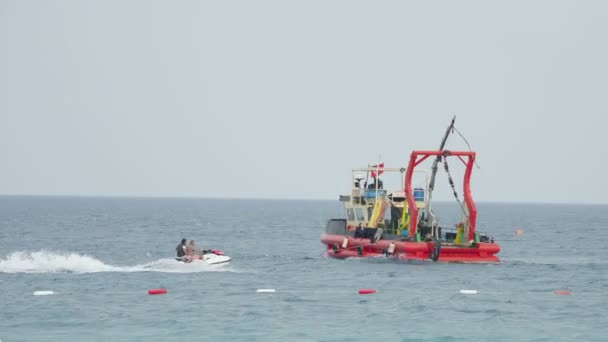 KEMER, TURQUÍA - 12 de mayo de 2018. Barco de dragado balanceándose sobre las olas marinas . — Vídeo de stock