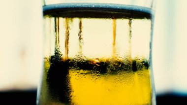 Sarı kabarcıklanma soda su ile açık cam.