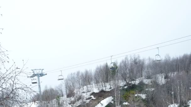 Cabañas funiculares vacías van en el teleférico a través de la niebla. Imágenes de Timelapse. Viaje temprano por la mañana sobre el bosque brumoso en Mestia, Georgia . — Vídeo de stock