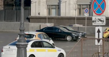 Moskova, Rusya - 03 Aralık 2018. Tarihi Merkezi Moskova'trafik. Kirli arabalar Sokaklarda taşıma.