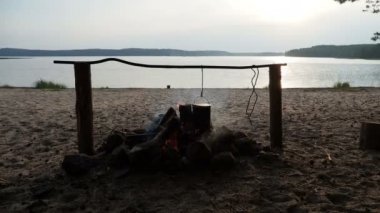 Bir yangın pot pişirme yemek. Kumsalda kamp yaz. Kenozero Milli Parkı, Rusya Federasyonu.