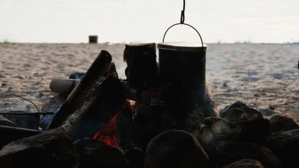 Cocinar sopa en una olla de fuego. Camping de verano en la playa. Parque nacional Kenozero, Rusia . — Vídeos de Stock