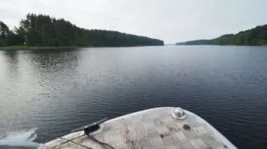 Kenozero Gölü ve Adaları. Hareketli bir motorlu tekne çekim. Kenozerskiy Milli Parkı, Rusya Federasyonu.