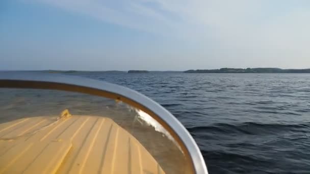 Lago Kenozero e ilhas. A disparar de um barco a motor em movimento. Kenozerskiy National Park, Rússia . — Vídeo de Stock