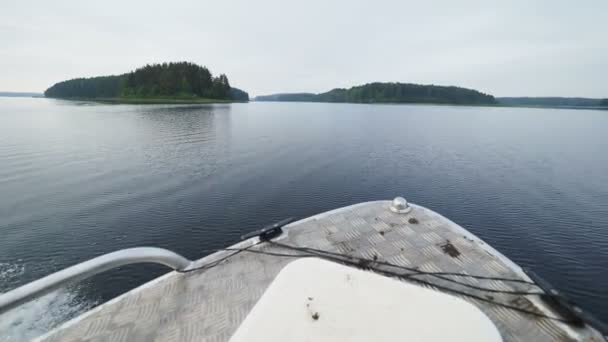 Lac et îles Kenozero. Tirer depuis un bateau à moteur en mouvement. Parc national Kenozerskiy, Russie . — Video