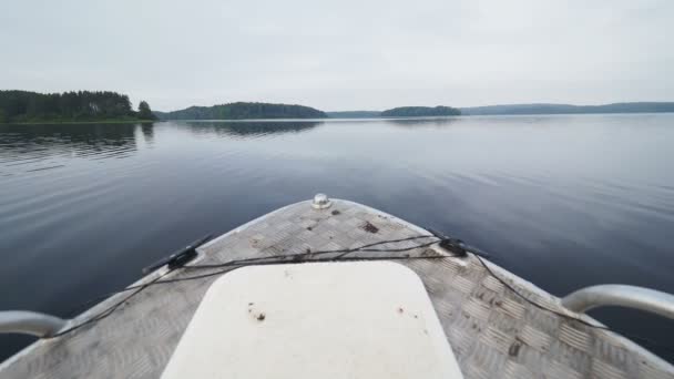 Lac et îles Kenozero. Tirer depuis un bateau à moteur en mouvement. Parc national Kenozerskiy, Russie . — Video