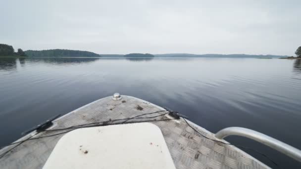 Kenozero Gölü ve Adaları. Hareketli bir motorlu tekne çekim. Kenozerskiy Milli Parkı, Rusya Federasyonu. — Stok video