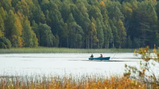 Dos hombres pescando en barco. Parque nacional Kenozerskiy, Rusia . — Vídeo de stock