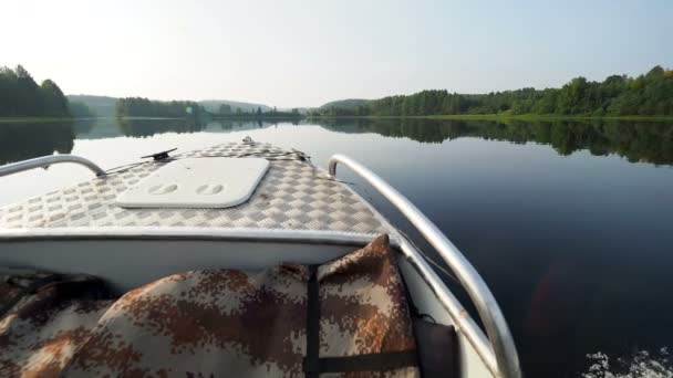 Jezioro Kenozero i wyspy. Strzelanie z płynącej łodzi motorowych. Park narodowy Kenozerskiy, Rosja. — Wideo stockowe